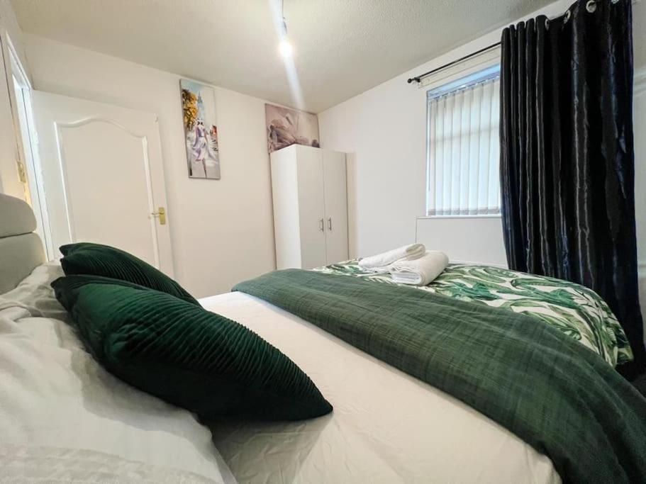 Adorable 2 Bed House Ideal For Family Of Four Villa Manchester Eksteriør bilde